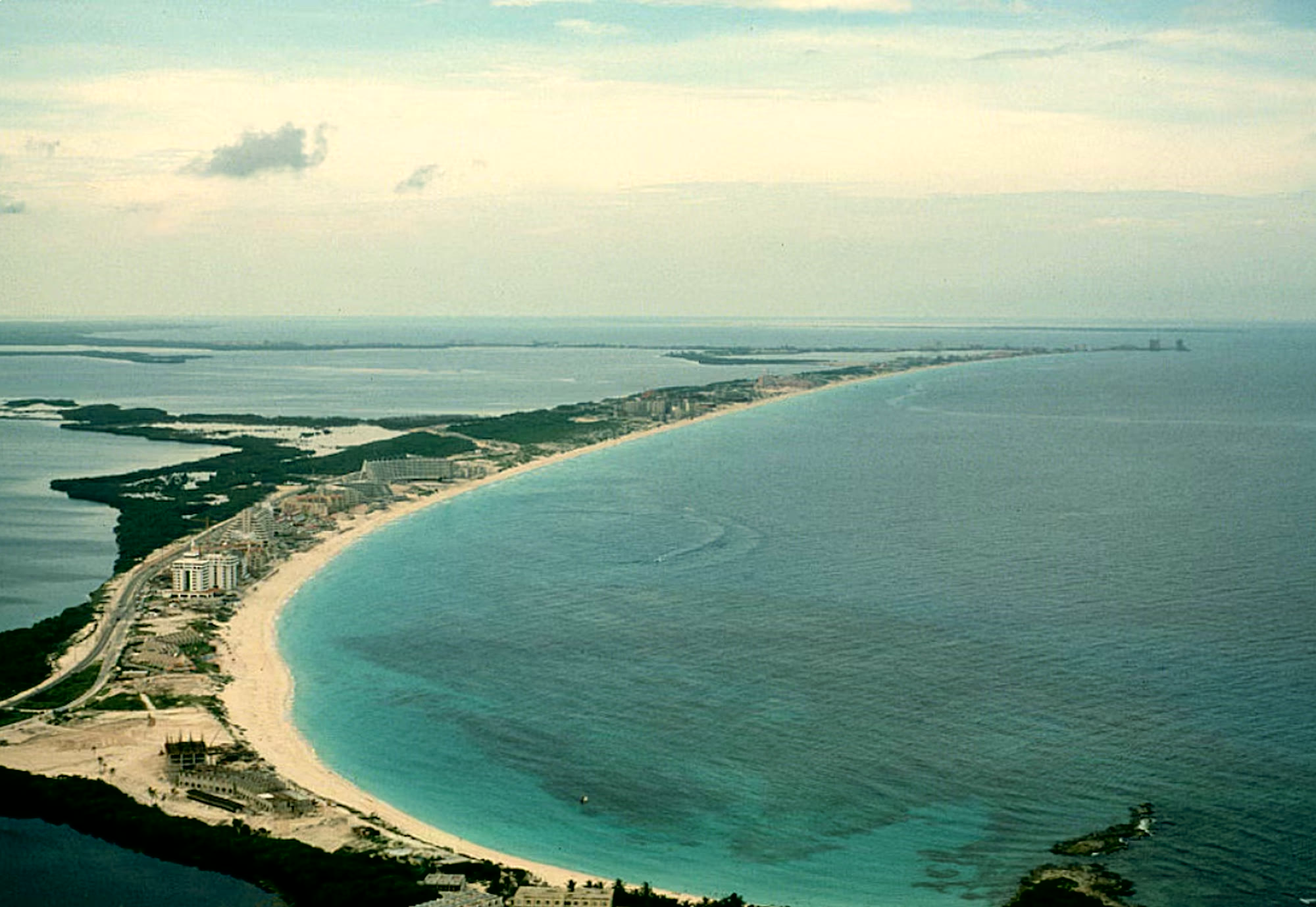 Vista aérea de la Zona Hotelera de Cancún en 1988, casi sin construir