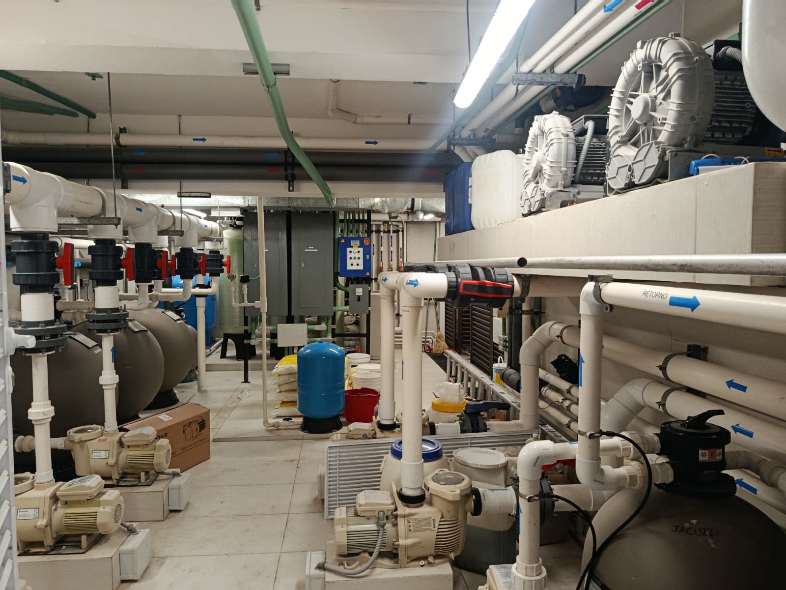 Cuarto de máquinas con bombas, filtros y tubería de una instalación hidrosanitaria