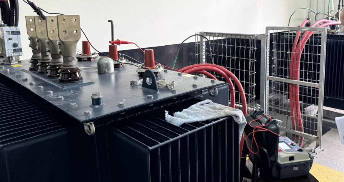 Transformador de media tensión con cables de prueba conectados durante un mantenimiento