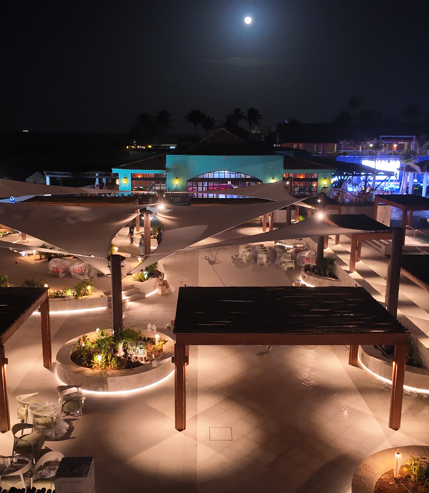 Club Med Cancún, terraza de alberca principal iluminada de noche