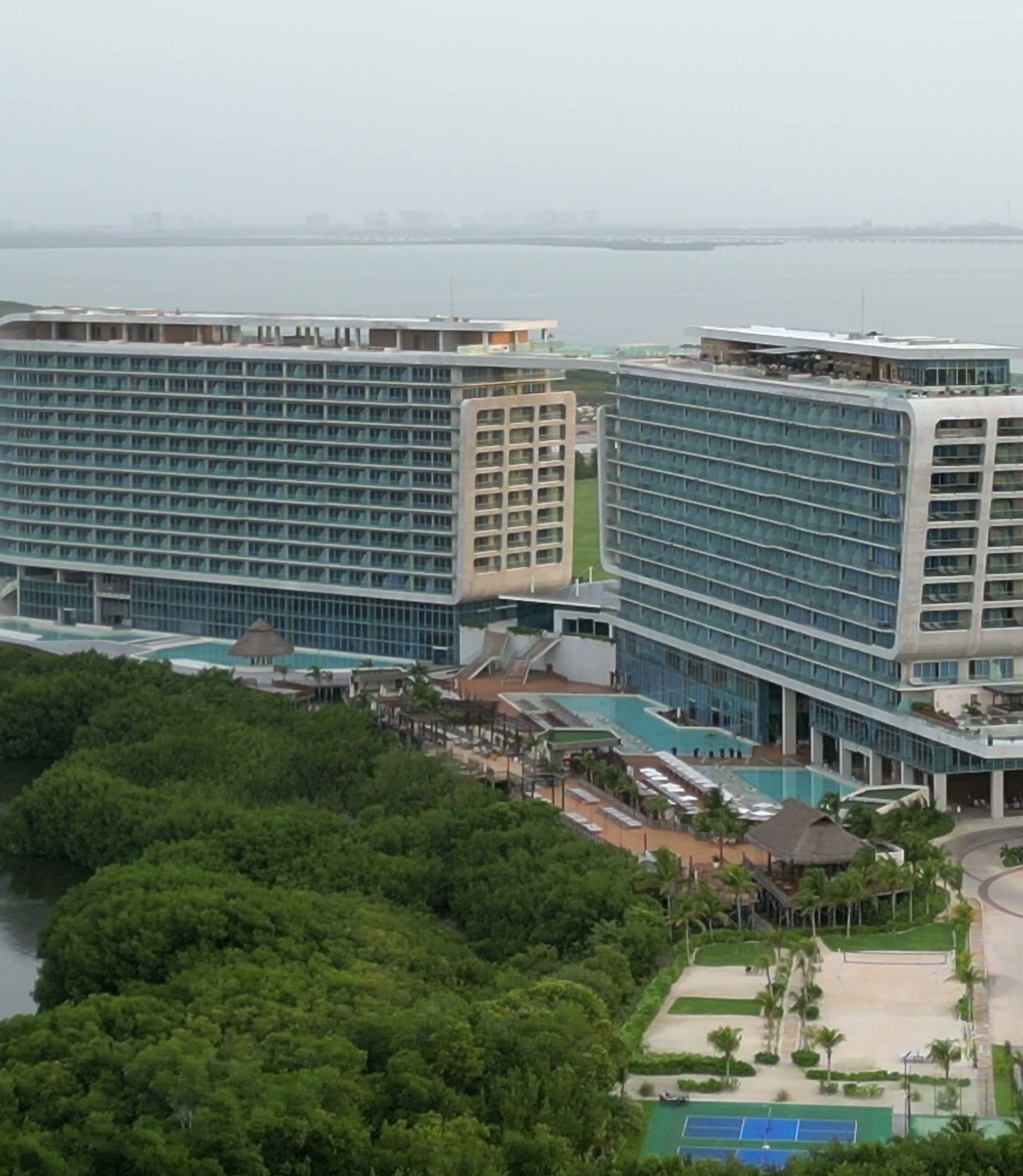 Hyatt Vivid Grand Island, vista aérea del conjunto sobre la laguna