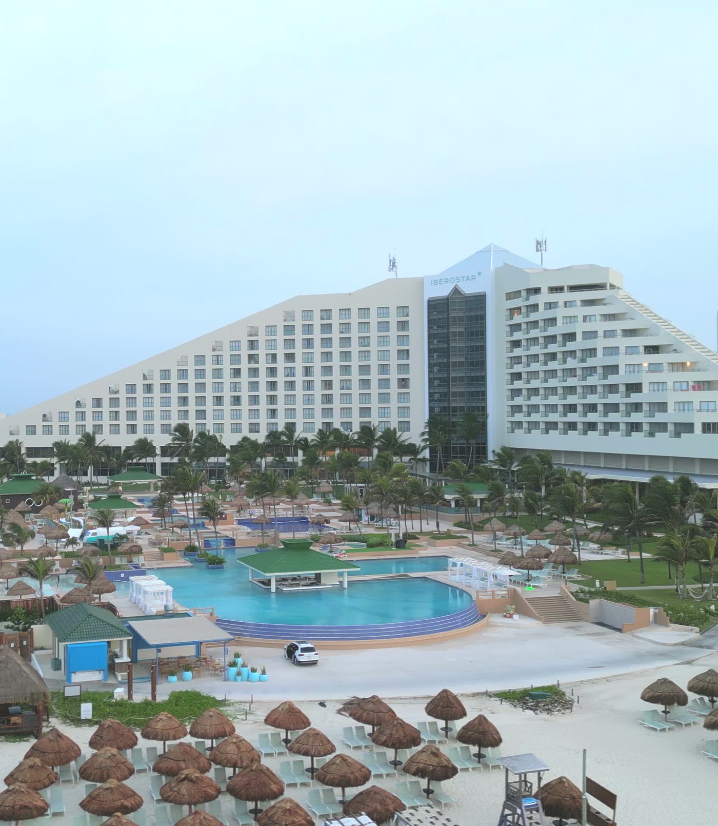 Iberostar Selection, vista aérea del conjunto piramidal con la alberca y la playa