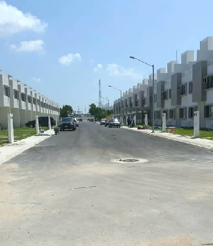 Los Olivos, calle del desarrollo habitacional con las dos hileras de casas