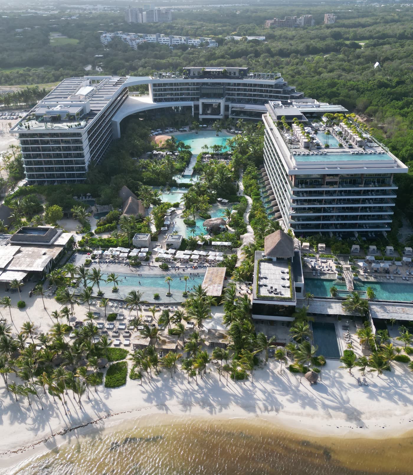Secrets Moxché, vista aérea del conjunto desde la playa