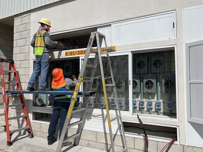 Técnicos instalando el banco de medidores de la plaza