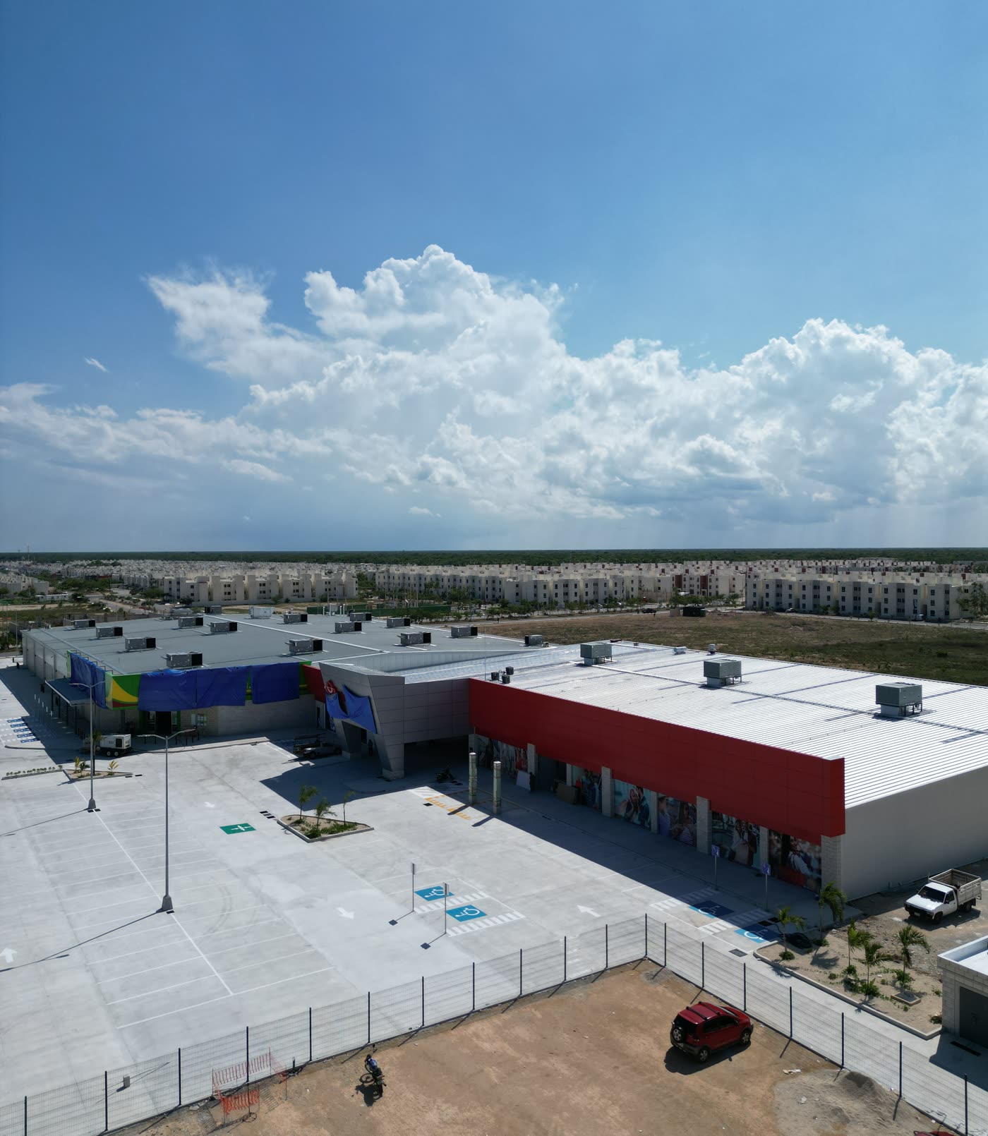 Multiplaza El Edén, plaza comercial recién terminada vista desde el aire