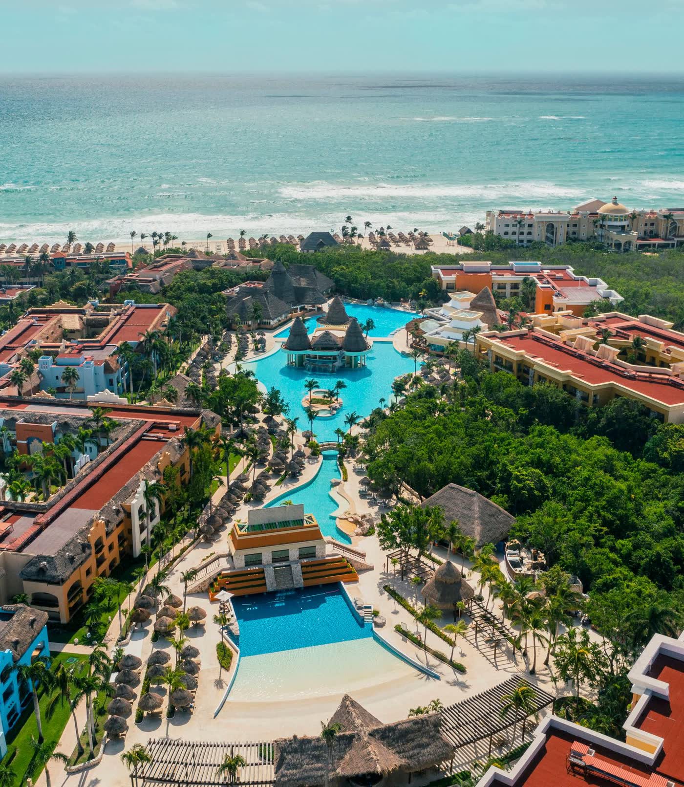 Iberostar Playa Paraíso, vista aérea del complejo y sus albercas frente al mar