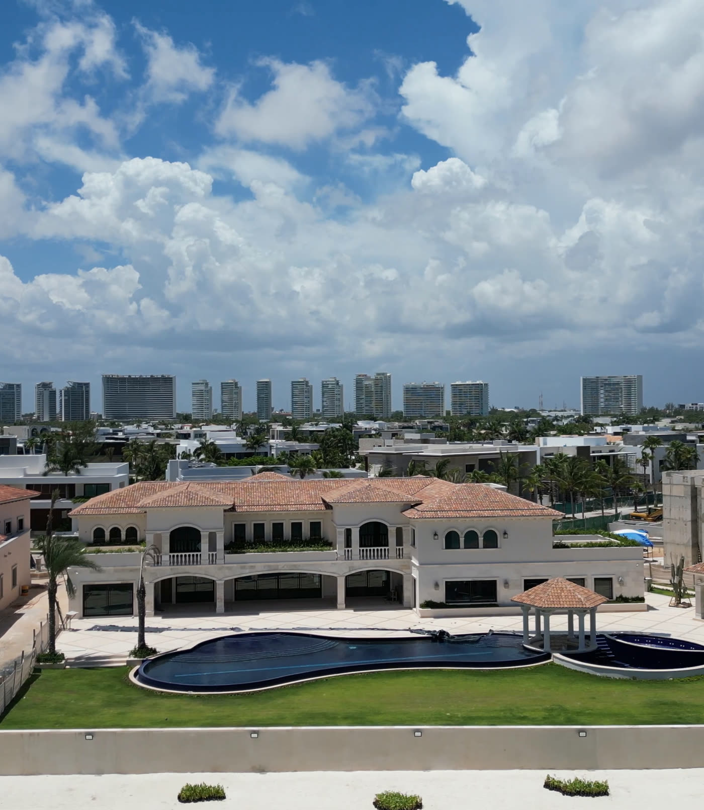 Residencia privada frente al mar con alberca y kiosco, vista aérea