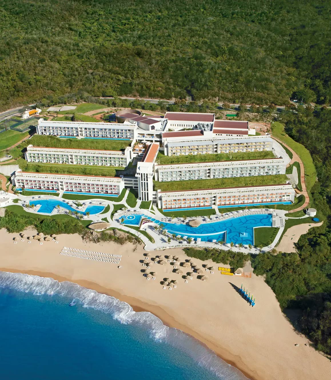 Secrets Huatulco, vista del edificio y las albercas