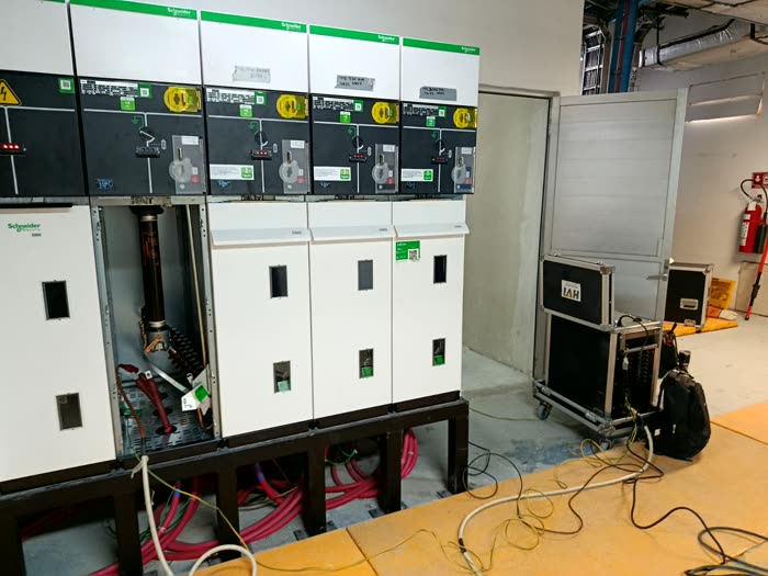 Celdas de media tensión en la sala eléctrica, una abierta durante los trabajos