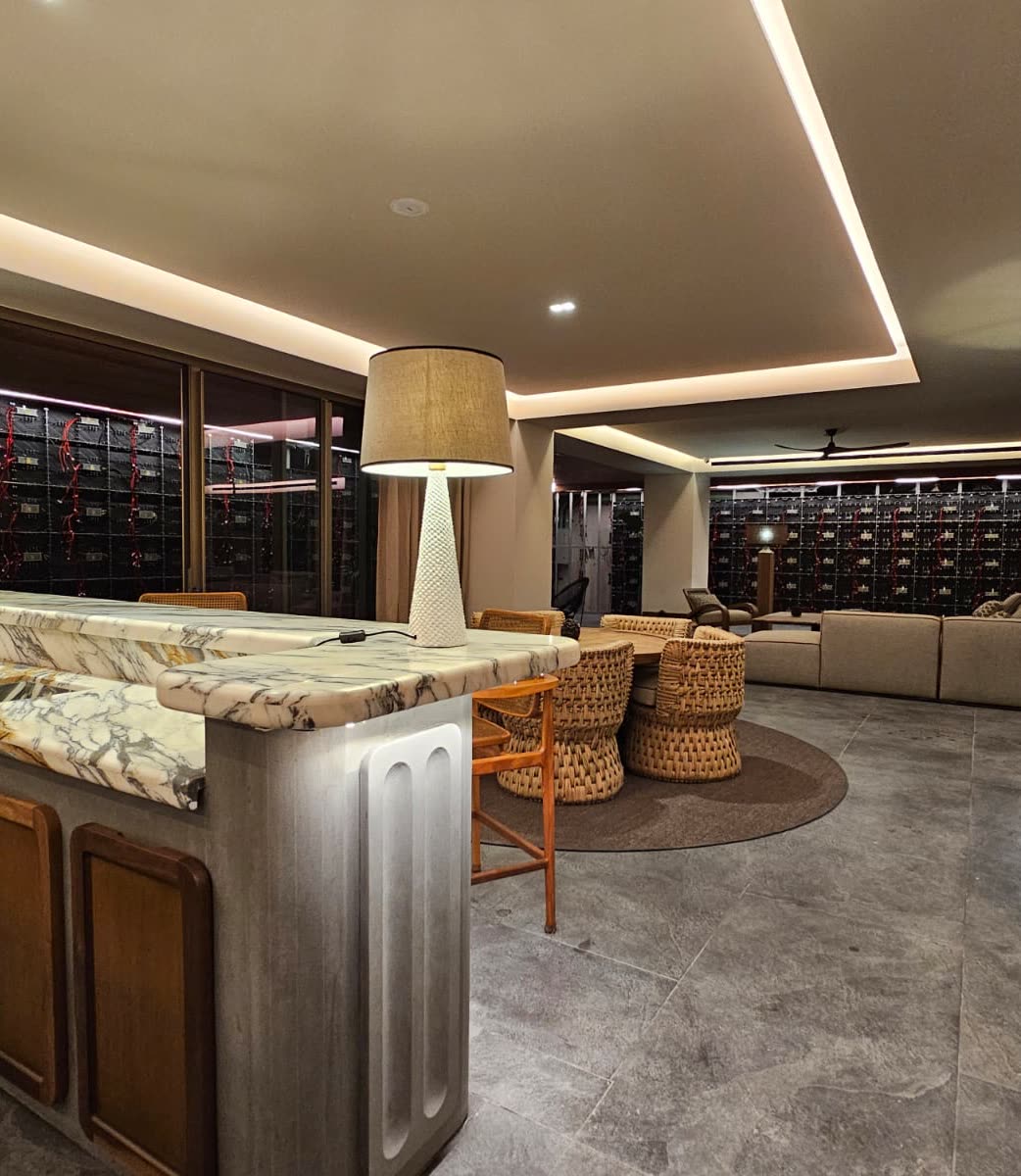 Thompson Showroom, interior iluminado con cava y estar