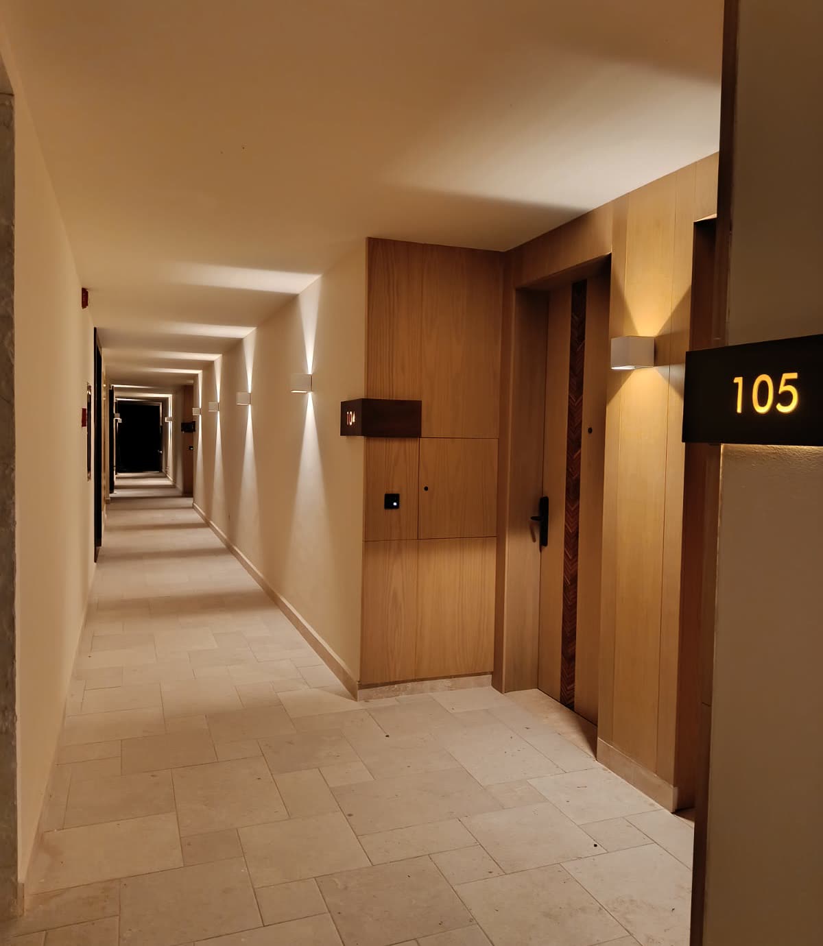 Valentín Imperial, pasillo de habitaciones con iluminación de arbotantes