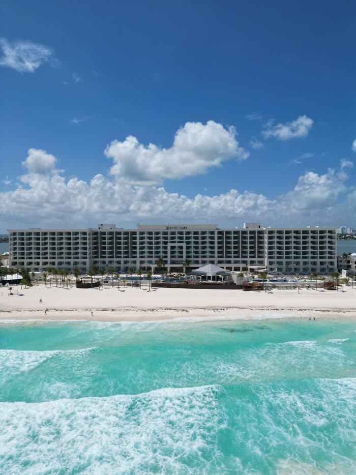 Hyatt Zilara desde el mar, fachada completa con la playa