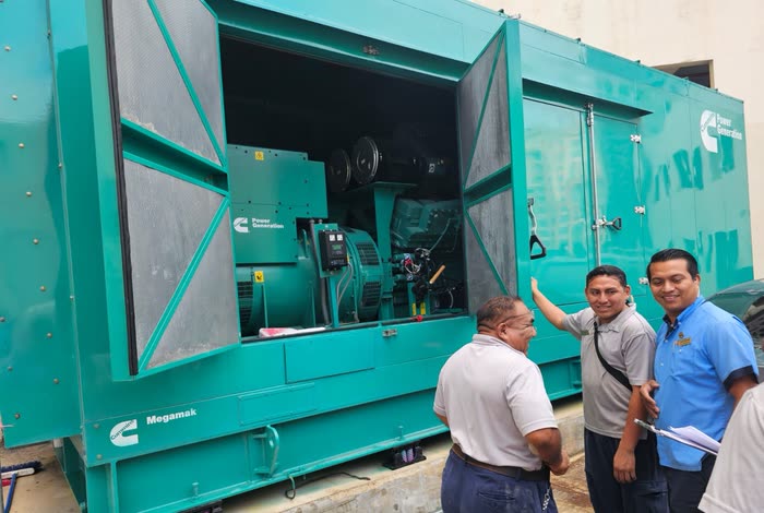 Generador Cummins de 1,500 kW en contenedor verde, con el equipo de Picomsa