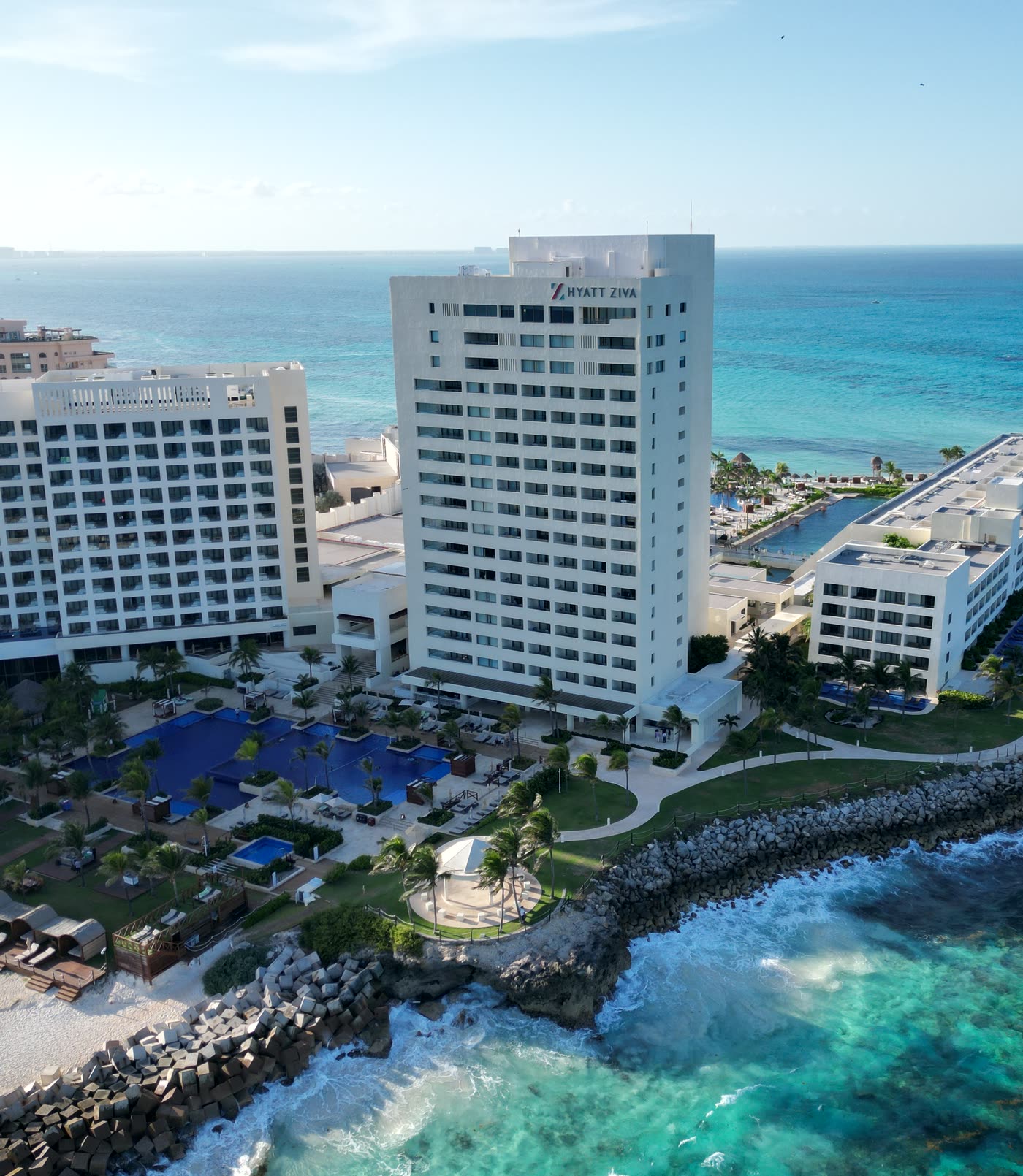 Hyatt Ziva, vista aérea de la torre sobre la punta con la alberca y el mar turquesa