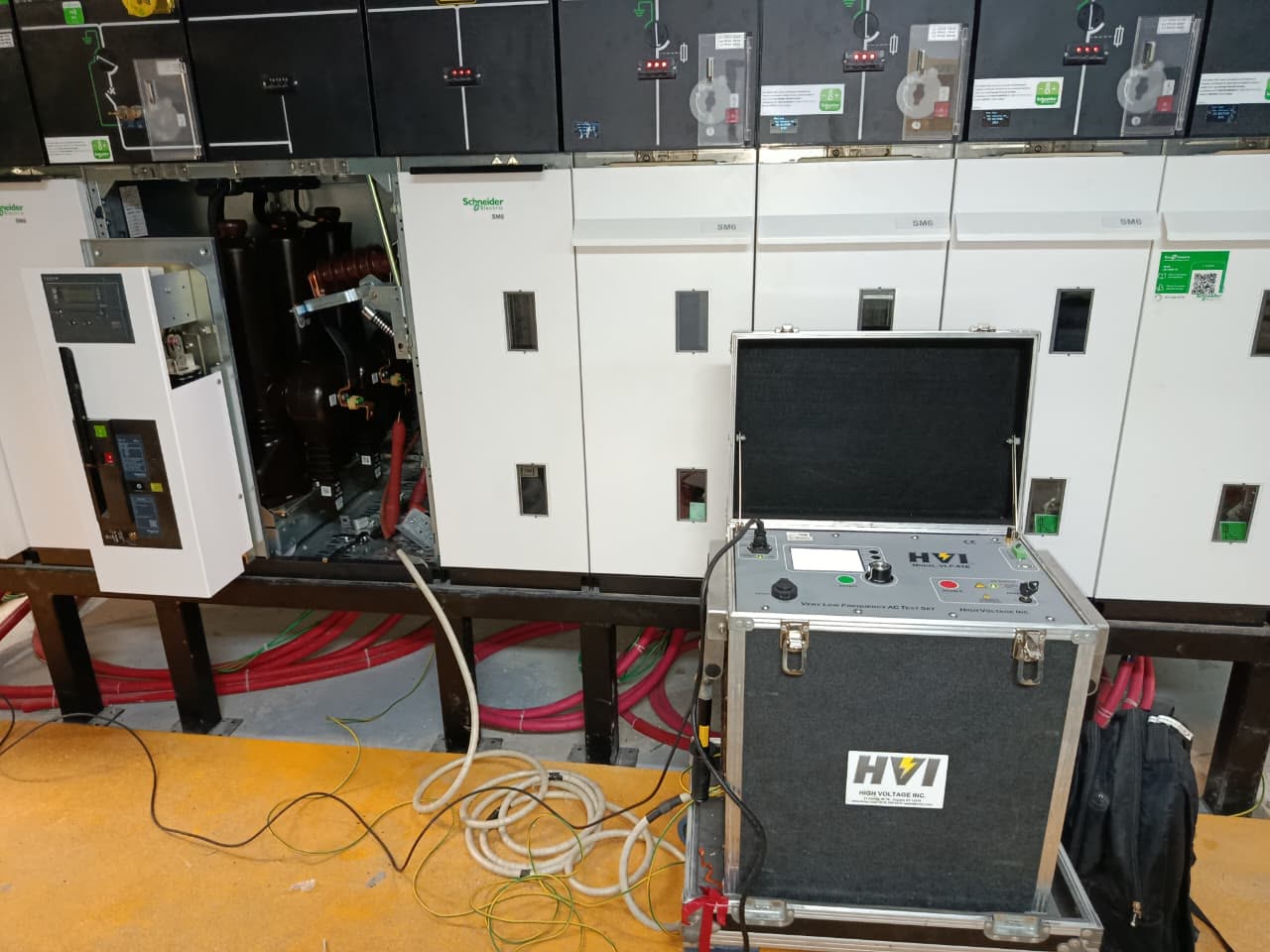 Equipo de pruebas VLF junto a una celda SM6 abierta