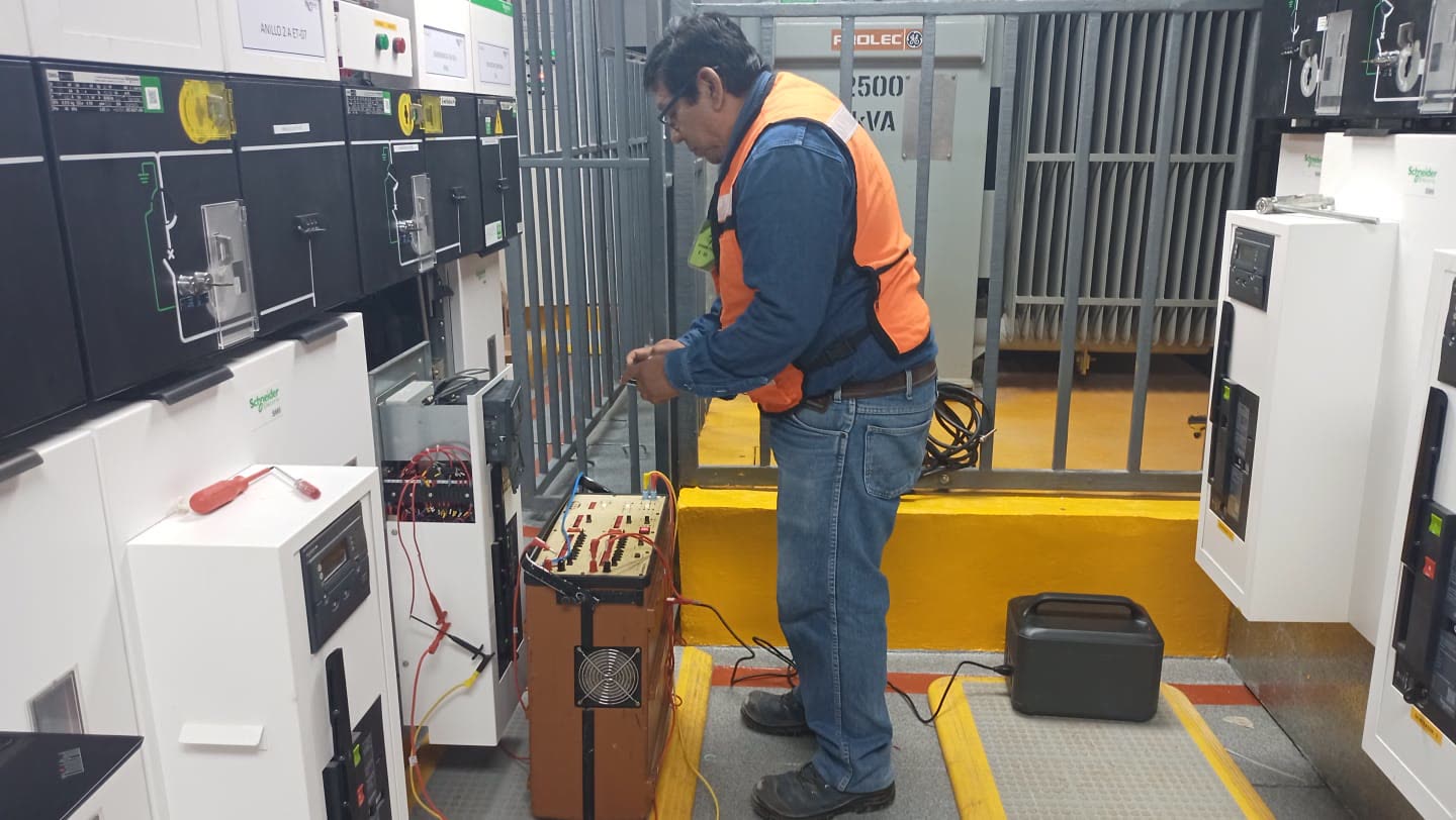Técnico realizando pruebas junto a celdas de media tensión y un transformador de 2500 kVA
