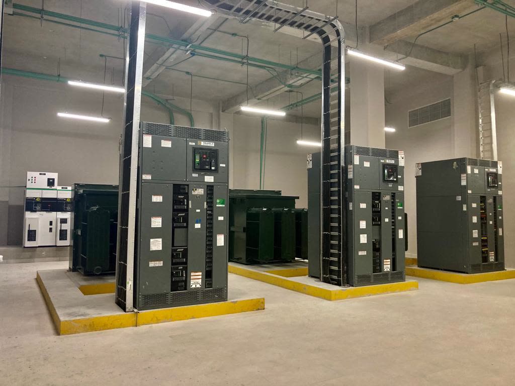 Sala eléctrica con transformadores y tableros de distribución