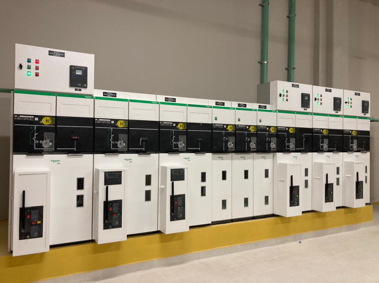 Lineup de celdas de media tensión SM6 en sala eléctrica